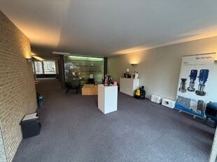 In de Kerkhofstraat te Boom bieden wij dit ruime en polyvalent gebouw aan dat wonen en werken combineert. Het pand is strategisch gelegen nabij het centrum van Boom, met winkels, scholen en openbaar vervoer op wandel- en fietsafstand. Dankzij haar ligging