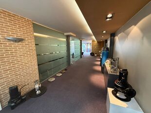 In de Kerkhofstraat te Boom bieden wij dit ruime en polyvalent gebouw aan dat wonen en werken combineert. Het pand is strategisch gelegen nabij het centrum van Boom, met winkels, scholen en openbaar vervoer op wandel- en fietsafstand. Dankzij haar ligging