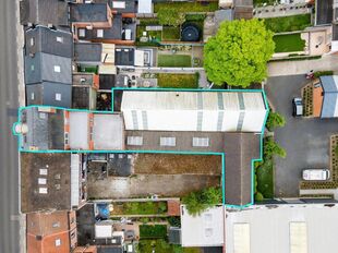 In de Kerkhofstraat te Boom bieden wij dit ruime en polyvalent gebouw aan dat wonen en werken combineert. Het pand is strategisch gelegen nabij het centrum van Boom, met winkels, scholen en openbaar vervoer op wandel- en fietsafstand. Dankzij haar ligging