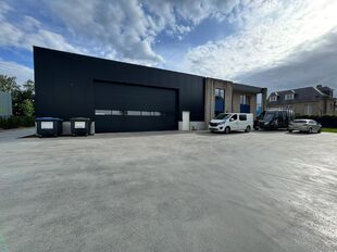 In de Duiventorenstraat te Essen bevindt zich deze unieke vastgoedsite bestaande uit twee naast elkaar gelegen percelen met een totale oppervlakte van maar liefst 5.005 m². Dankzij de combinatie van ruime magazijnen, kantoren, showroomruimtes en woongele