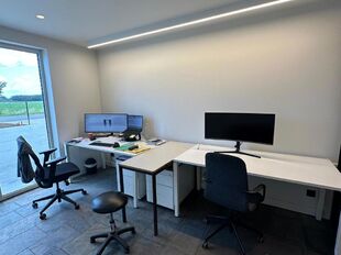 In de Duiventorenstraat te Essen bevindt zich deze unieke vastgoedsite bestaande uit twee naast elkaar gelegen percelen met een totale oppervlakte van maar liefst 5.005 m². Dankzij de combinatie van ruime magazijnen, kantoren, showroomruimtes en woongele