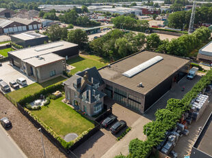 In de Duiventorenstraat te Essen bevindt zich deze unieke vastgoedsite bestaande uit twee naast elkaar gelegen percelen met een totale oppervlakte van maar liefst 5.005 m². Dankzij de combinatie van ruime magazijnen, kantoren, showroomruimtes en woongele