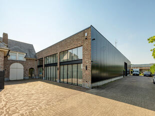 In de Duiventorenstraat te Essen bevindt zich deze unieke vastgoedsite bestaande uit twee naast elkaar gelegen percelen met een totale oppervlakte van maar liefst 5.005 m². Dankzij de combinatie van ruime magazijnen, kantoren, showroomruimtes en woongele