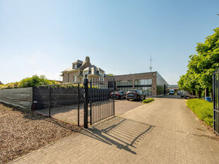 In de Duiventorenstraat te Essen bevindt zich deze unieke vastgoedsite bestaande uit twee naast elkaar gelegen percelen met een totale oppervlakte van maar liefst 5.005 m². Dankzij de combinatie van ruime magazijnen, kantoren, showroomruimtes en woongele