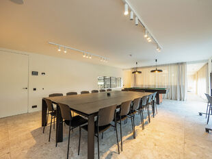 In de Duiventorenstraat te Essen bevindt zich deze unieke vastgoedsite bestaande uit twee naast elkaar gelegen percelen met een totale oppervlakte van maar liefst 5.005 m². Dankzij de combinatie van ruime magazijnen, kantoren, showroomruimtes en woongele