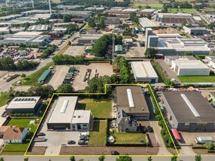 In de Duiventorenstraat te Essen bevindt zich deze unieke vastgoedsite bestaande uit twee naast elkaar gelegen percelen met een totale oppervlakte van maar liefst 5.005 m&sup2;. Dankzij de combinatie van ruime magazijnen, kantoren, showroomruimtes en woongele