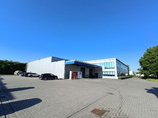 Dit bedrijfsgebouw is strategisch gelegen te Wommelgem, in de goed ontsloten KMO-zone 'Kapelleveld', vlakbij de E313-E34 richting Antwerpen, Nederland en Luik.
Het pand, gelegen op een privatief perceel van ca. 7.576 m², bestaat uit de combinatie van o