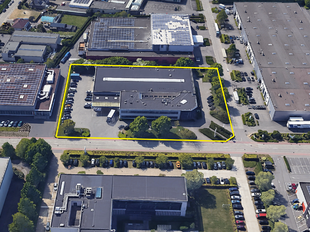 Dit bedrijfsgebouw is strategisch gelegen te Wommelgem, in de goed ontsloten KMO-zone 'Kapelleveld', vlakbij de E313-E34 richting Antwerpen, Nederland en Luik.
Het pand, gelegen op een privatief perceel van ca. 7.576 m², bestaat uit de combinatie van o