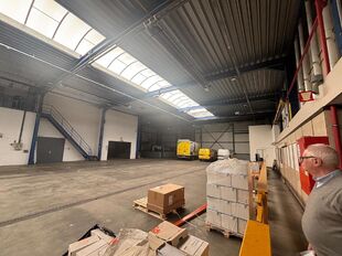 Dit bedrijfsgebouw is strategisch gelegen te Wommelgem, in de goed ontsloten KMO-zone 'Kapelleveld', vlakbij de E313-E34 richting Antwerpen, Nederland en Luik.
Het pand, gelegen op een privatief perceel van ca. 7.576 m², bestaat uit de combinatie van o