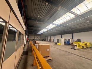 Dit bedrijfsgebouw is strategisch gelegen te Wommelgem, in de goed ontsloten KMO-zone 'Kapelleveld', vlakbij de E313-E34 richting Antwerpen, Nederland en Luik.
Het pand, gelegen op een privatief perceel van ca. 7.576 m², bestaat uit de combinatie van o