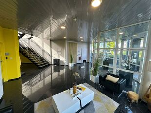 Dit bedrijfsgebouw is strategisch gelegen te Wommelgem, in de goed ontsloten KMO-zone 'Kapelleveld', vlakbij de E313-E34 richting Antwerpen, Nederland en Luik.
Het pand, gelegen op een privatief perceel van ca. 7.576 m², bestaat uit de combinatie van o