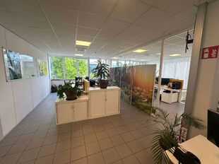 Dit bedrijfsgebouw is strategisch gelegen te Wommelgem, in de goed ontsloten KMO-zone 'Kapelleveld', vlakbij de E313-E34 richting Antwerpen, Nederland en Luik.
Het pand, gelegen op een privatief perceel van ca. 7.576 m², bestaat uit de combinatie van o