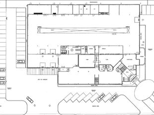 Dit bedrijfsgebouw is strategisch gelegen te Wommelgem, in de goed ontsloten KMO-zone 'Kapelleveld', vlakbij de E313-E34 richting Antwerpen, Nederland en Luik.
Het pand, gelegen op een privatief perceel van ca. 7.576 m², bestaat uit de combinatie van o