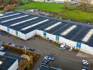 Binnen dit bedrijvencomplex bieden wij deze unit aan. De unit beschikt over een totale oppervlakte van:

- 1.152 m&sup2; opslagruimte
- 480 m&sup2; mezzanine
- 288 m&sup2; kantoorruimte (verdeeld over het gelijkvloers en de eerste verdieping)

De opslagruimte heeft e