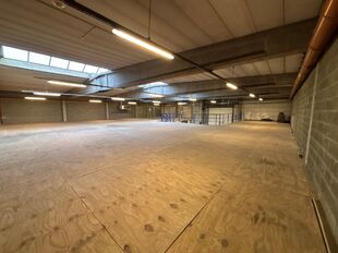 Binnen dit bedrijvencomplex bieden wij deze unit aan. De unit beschikt over een totale oppervlakte van:

- 1.152 m&sup2; opslagruimte
- 480 m&sup2; mezzanine
- 288 m&sup2; kantoorruimte (verdeeld over het gelijkvloers en de eerste verdieping)

De opslagruimte heeft e