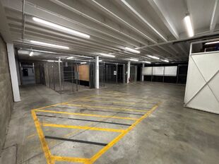 Binnen dit bedrijvencomplex bieden wij deze unit aan. De unit beschikt over een totale oppervlakte van:

- 1.152 m&sup2; opslagruimte
- 480 m&sup2; mezzanine
- 288 m&sup2; kantoorruimte (verdeeld over het gelijkvloers en de eerste verdieping)

De opslagruimte heeft e