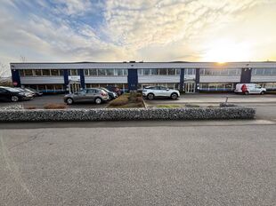 Binnen dit bedrijvencomplex bieden wij deze unit aan. De unit beschikt over een totale oppervlakte van:

- 1.152 m&sup2; opslagruimte
- 480 m&sup2; mezzanine
- 288 m&sup2; kantoorruimte (verdeeld over het gelijkvloers en de eerste verdieping)

De opslagruimte heeft e
