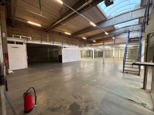 Binnen dit bedrijvencomplex bieden wij deze unit aan. De unit beschikt over een totale oppervlakte van:

- 1.152 m&sup2; opslagruimte
- 480 m&sup2; mezzanine
- 288 m&sup2; kantoorruimte (verdeeld over het gelijkvloers en de eerste verdieping)

De opslagruimte heeft e