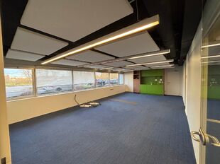 Binnen dit bedrijvencomplex bieden wij deze unit aan. De unit beschikt over een totale oppervlakte van:

- 1.152 m&sup2; opslagruimte
- 480 m&sup2; mezzanine
- 288 m&sup2; kantoorruimte (verdeeld over het gelijkvloers en de eerste verdieping)

De opslagruimte heeft e