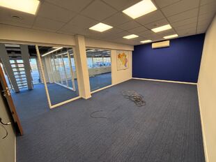 Binnen dit bedrijvencomplex bieden wij deze unit aan. De unit beschikt over een totale oppervlakte van:

- 1.152 m&sup2; opslagruimte
- 480 m&sup2; mezzanine
- 288 m&sup2; kantoorruimte (verdeeld over het gelijkvloers en de eerste verdieping)

De opslagruimte heeft e