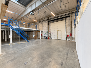 Het betreft de verhuur van een bedrijfsgebouw gelegen langsheen de Kontichsesteenweg te Aartselaar, met een uitstekende ligging nabij de A12. Binnen dit bedrijvencomplex bieden wij een unit aan van ca. 1632 m², bestaande uit:
- 1.152 m² opslagruimte
-