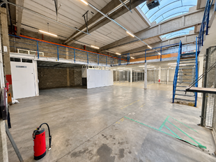 Het betreft de verhuur van een bedrijfsgebouw gelegen langsheen de Kontichsesteenweg te Aartselaar, met een uitstekende ligging nabij de A12. Binnen dit bedrijvencomplex bieden wij een unit aan van ca. 1632 m², bestaande uit:
- 1.152 m² opslagruimte
-