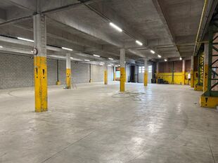 Op een strategische locatie aan de Straatsburgdok-Noordkaai 27 in Antwerpen, vlakbij de Haven van Antwerpen, bevindt zich dit functionele magazijn met bijhorende kantoren. Met een oppervlakte van ca. 2000 m² is dit gebouw uitermate geschikt voor bedrijve