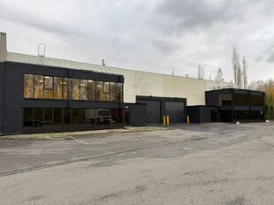 Het betreft de verhuur van een strategisch gelegen magazijn aan de rand van de Haven van Antwerpen. Dit magazijn is direct gelegen aan de A12/E19/Noorderlaan én perfect ontsloten voor nationale en internationale distributie.
De unit heeft een oppervlak