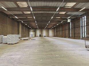 Het betreft de verhuur van een strategisch gelegen magazijn aan de rand van de Haven van Antwerpen. Dit magazijn is direct gelegen aan de A12/E19/Noorderlaan én perfect ontsloten voor nationale en internationale distributie.
De unit heeft een oppervlak