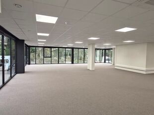 Het betreft de verhuur van een strategisch gelegen magazijn aan de rand van de Haven van Antwerpen. Dit magazijn is direct gelegen aan de A12/E19/Noorderlaan én perfect ontsloten voor nationale en internationale distributie.
De unit heeft een oppervlak