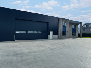 Het betreft de verhuur van een strategisch gelegen magazijn aan de rand van de Haven van Antwerpen. Dit magazijn is direct gelegen aan de A12/E19/Noorderlaan én perfect ontsloten voor nationale en internationale distributie.
De unit heeft een oppervlak