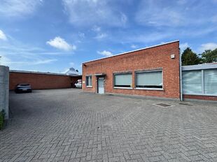 Op een uitstekende locatie, langsheen de Kapelsesteenweg te Ekeren, bieden wij dit functionele en veelzijdige gebouw te huur aan. Dankzij de ligging langs de Kapelsesesteenweg geniet het gebouw van een vlotte bereikbaarheid en uitstekende visibiliteit. Di