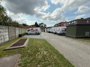 Op een uitstekende locatie, langsheen de Kapelsesteenweg te Ekeren, bieden wij dit functionele en veelzijdige gebouw te huur aan. Dankzij de ligging langs de Kapelsesesteenweg geniet het gebouw van een vlotte bereikbaarheid en uitstekende visibiliteit. Di