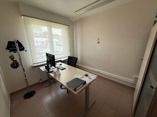 Op een uitstekende locatie, langsheen de Kapelsesteenweg te Ekeren, bieden wij dit functionele en veelzijdige gebouw te huur aan. Dankzij de ligging langs de Kapelsesesteenweg geniet het gebouw van een vlotte bereikbaarheid en uitstekende visibiliteit. Di