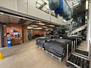 Op een uitstekende locatie, langsheen de Kapelsesteenweg te Ekeren, bieden wij dit functionele en veelzijdige gebouw te huur aan. Dankzij de ligging langs de Kapelsesesteenweg geniet het gebouw van een vlotte bereikbaarheid en uitstekende visibiliteit. Di