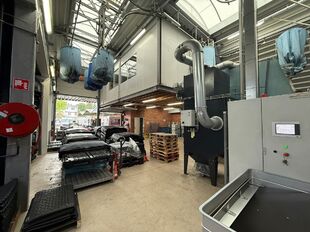 Op een uitstekende locatie, langsheen de Kapelsesteenweg te Ekeren, bieden wij dit functionele en veelzijdige gebouw te huur aan. Dankzij de ligging langs de Kapelsesesteenweg geniet het gebouw van een vlotte bereikbaarheid en uitstekende visibiliteit. Di