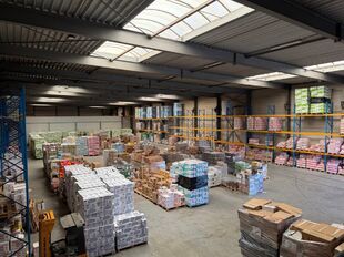Het betreft de verhuur van een magazijn met kantoren in het bedrijvenpark Doornpark te Beveren, gelegen vlakbij de N70, dewelke voor een vlotte verbinding zorgt met de E34/E17.
Deze unit heeft een oppervlakte van ca. 1665 m², bestaande uit ca. 1375 m