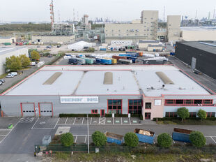 Dit semi-industrieel complex is uitstekend gelegen binnen de perimeter van de Haven van Antwerpen, vlak bij de Antwerpse Ring en langs de E34 richting Gent. Dankzij de strategische ligging geniet dit pand een vlotte bereikbaarheid, ideaal voor logistieke 