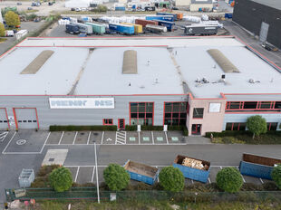 Dit semi-industrieel complex is uitstekend gelegen binnen de perimeter van de Haven van Antwerpen, vlak bij de Antwerpse Ring en langs de E34 richting Gent. Dankzij de strategische ligging geniet dit pand een vlotte bereikbaarheid, ideaal voor logistieke 