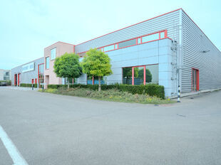 Dit semi-industrieel complex is uitstekend gelegen binnen de perimeter van de Haven van Antwerpen, vlak bij de Antwerpse Ring en langs de E34 richting Gent. Dankzij de strategische ligging geniet dit pand een vlotte bereikbaarheid, ideaal voor logistieke 