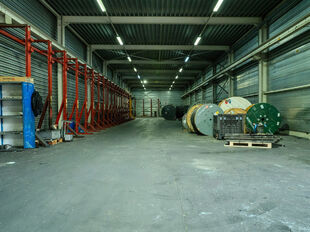 Dit semi-industrieel complex is uitstekend gelegen binnen de perimeter van de Haven van Antwerpen, vlak bij de Antwerpse Ring en langs de E34 richting Gent. Dankzij de strategische ligging geniet dit pand een vlotte bereikbaarheid, ideaal voor logistieke 