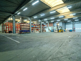 Dit semi-industrieel complex is uitstekend gelegen binnen de perimeter van de Haven van Antwerpen, vlak bij de Antwerpse Ring en langs de E34 richting Gent. Dankzij de strategische ligging geniet dit pand een vlotte bereikbaarheid, ideaal voor logistieke 