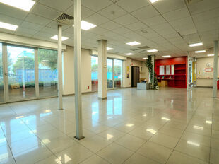 Dit semi-industrieel complex is uitstekend gelegen binnen de perimeter van de Haven van Antwerpen, vlak bij de Antwerpse Ring en langs de E34 richting Gent. Dankzij de strategische ligging geniet dit pand een vlotte bereikbaarheid, ideaal voor logistieke 