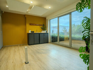 Dit semi-industrieel complex is uitstekend gelegen binnen de perimeter van de Haven van Antwerpen, vlak bij de Antwerpse Ring en langs de E34 richting Gent. Dankzij de strategische ligging geniet dit pand een vlotte bereikbaarheid, ideaal voor logistieke 