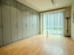 Dit semi-industrieel complex is uitstekend gelegen binnen de perimeter van de Haven van Antwerpen, vlak bij de Antwerpse Ring en langs de E34 richting Gent. Dankzij de strategische ligging geniet dit pand een vlotte bereikbaarheid, ideaal voor logistieke 