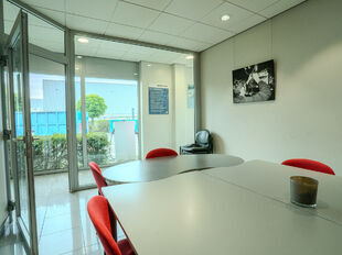 Dit semi-industrieel complex is uitstekend gelegen binnen de perimeter van de Haven van Antwerpen, vlak bij de Antwerpse Ring en langs de E34 richting Gent. Dankzij de strategische ligging geniet dit pand een vlotte bereikbaarheid, ideaal voor logistieke 