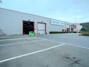 Dit semi-industrieel complex is uitstekend gelegen binnen de perimeter van de Haven van Antwerpen, vlak bij de Antwerpse Ring en langs de E34 richting Gent. Dankzij de strategische ligging geniet dit pand een vlotte bereikbaarheid, ideaal voor logistieke 