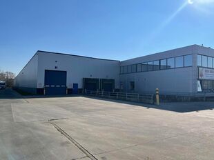 Het betreft de verhuur van een magazijn in de industriezone Krekelenberg te Boom. Dit magazijn geniet een uitstekende ligging op- en afrit 9 van de A12 (Antwerpen - Brussel). Het magazijn heeft een oppervlakte van ca. 5550 m².
Huurprijs exclusief Onroer