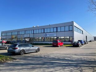 Het betreft de verhuur van een magazijn in de industriezone Krekelenberg te Boom. Dit magazijn geniet een uitstekende ligging op- en afrit 9 van de A12 (Antwerpen - Brussel). Het magazijn heeft een oppervlakte van ca. 5550 m².
Huurprijs exclusief Onroer