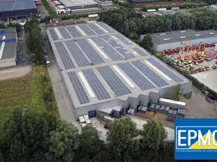 Het betreft de verhuur van een magazijn in de industriezone Krekelenberg te Boom. Dit magazijn geniet een uitstekende ligging op- en afrit 9 van de A12 (Antwerpen - Brussel). Het magazijn heeft een oppervlakte van ca. 5550 m².
Huurprijs exclusief Onroer